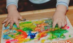 किसी बच्चे को ड्राइंग के लिए फिंगर पेंट का उपयोग करना कैसे सिखाएं